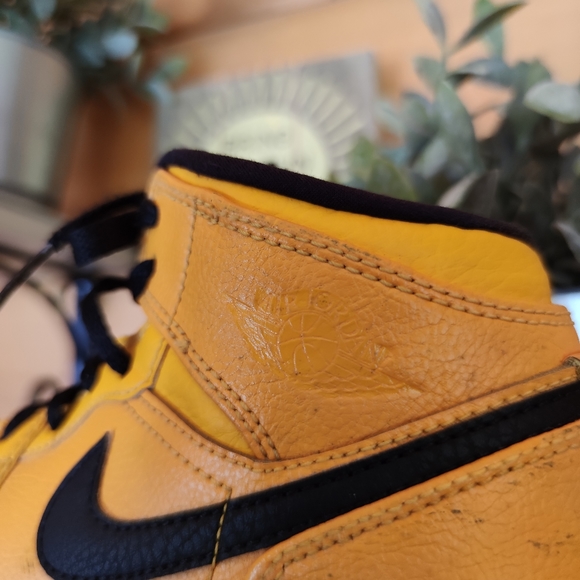 Nike πAir Jordan 1 Mid Sneakers University Gold 554725-700 Leather Sz 4.5 Youth - Picture 13 of 13
